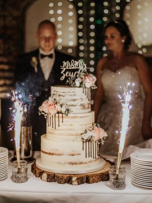 Detailfoto Hochzeitstorte und Wunderkerzen