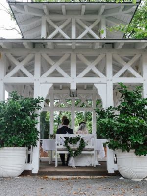 Brautpaar sitzt im Pavillon